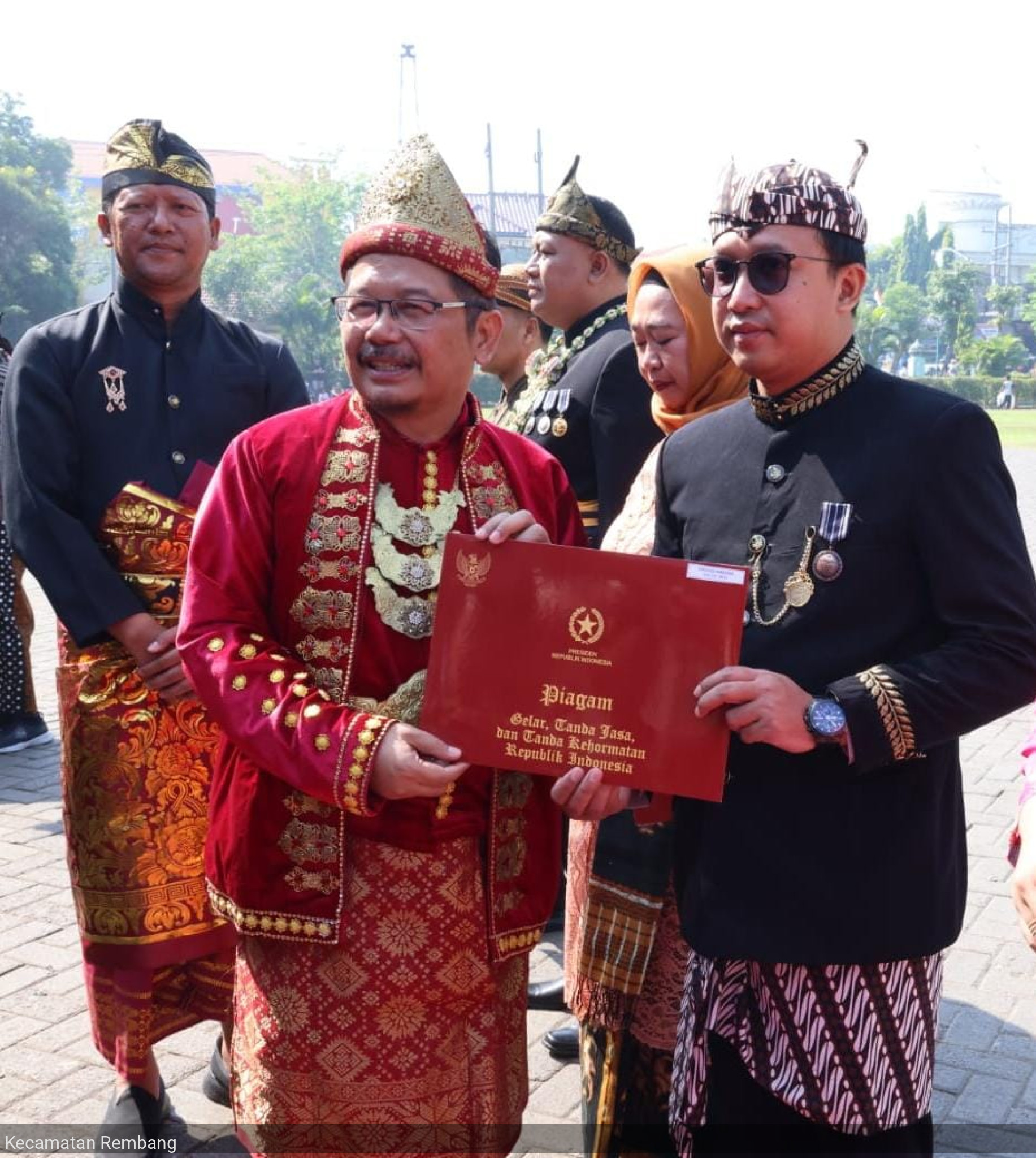 Penyematan Satyalancana Karya Satya oleh Pj. Bupati Pasuruan kepada Camat Rembang